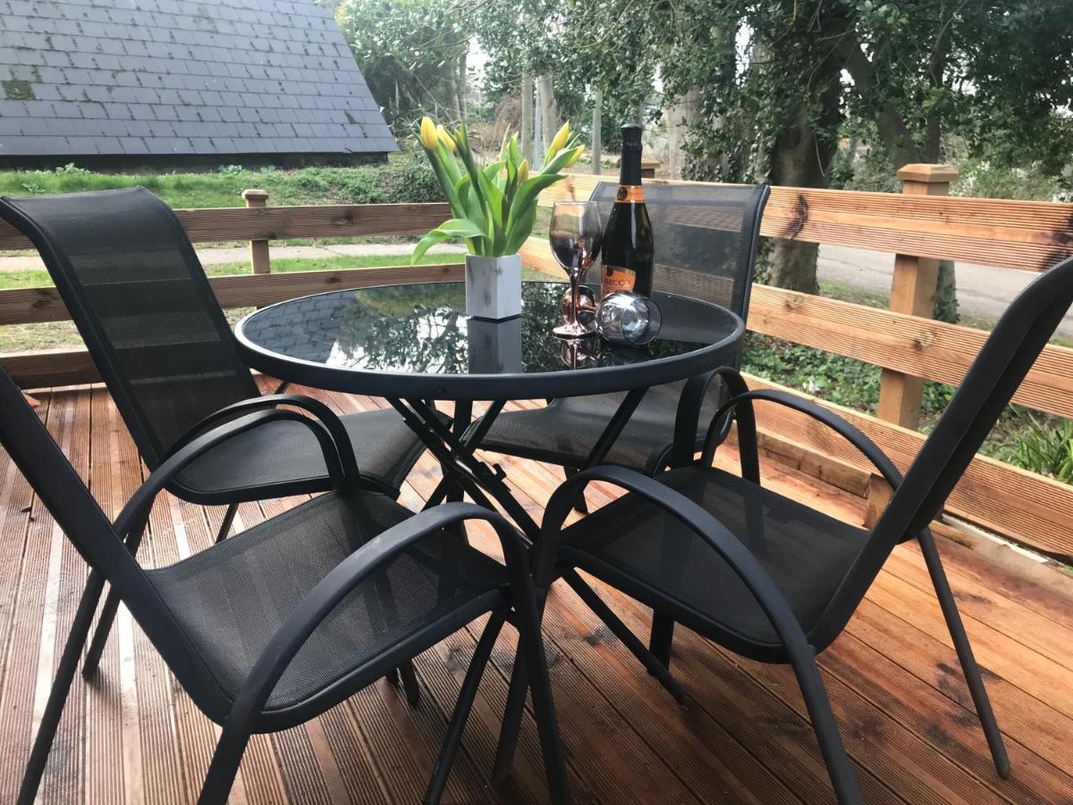 Foxes Sea Side Retreat Deluxe Chalet Is A Lovely Holiday Home Tucked Away On The Kent Coast Kingsdown (Deal) Exterior foto